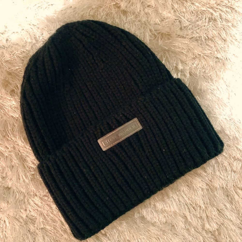 Black Steve Madden winter hat